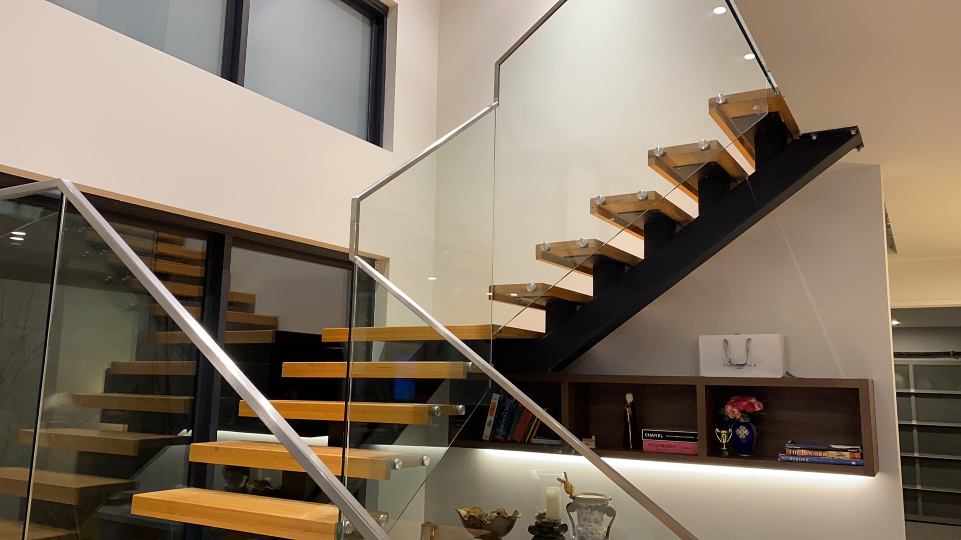 Customized straight staircase vendor for commercial use-2